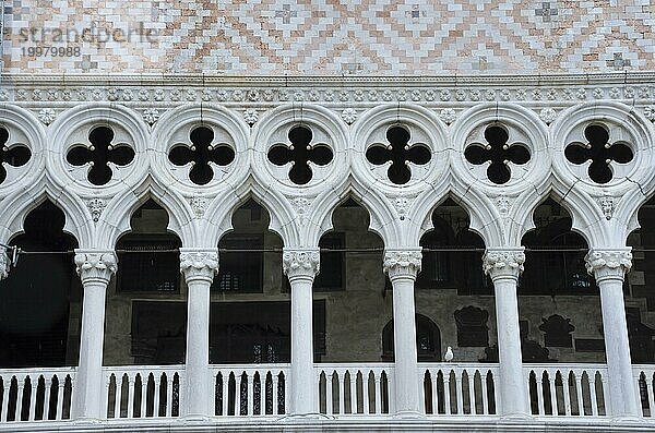 Detail der Fassade des Dogenpalastes (Palazzo Ducale)  einer berühmten Touristenattraktion in Venedig  Italien  Nahaufnahme der Vorderansicht  Europa