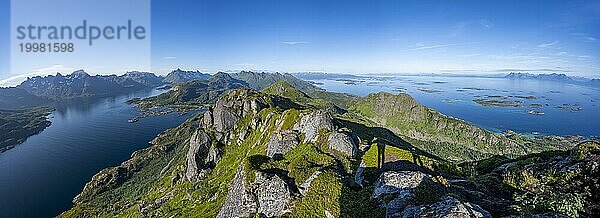 Panorama  Ausblick auf Fjord Raftsund und Berge  Schäreninseln im Meer  Blick vom Gipfel des Dronningsvarden oder Stortinden  Sonnenstern  Vesterålen  Norwegen  Europa