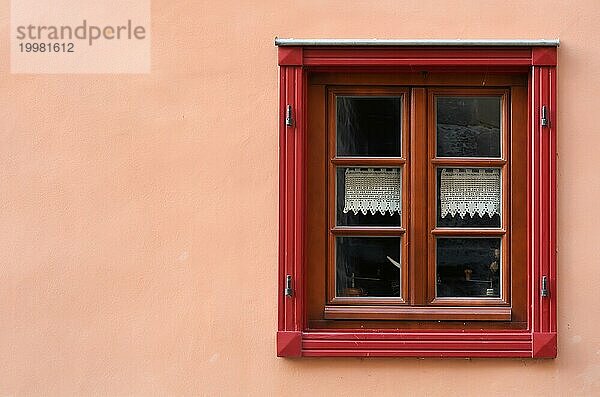 Rotes Fenster eines historischen Hauses in der Altstadt von Quedlinburg