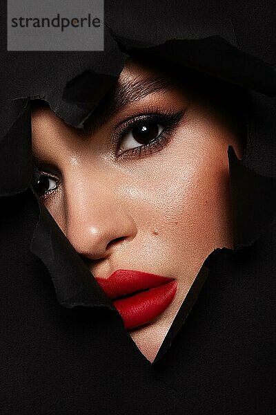 Schöne Frau mit perfekter Haut auf schwarzem Hintergrund. Schönheit und Hautpflege Konzept. Hohe Qualität Foto