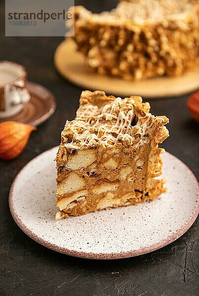 Traditionelle litauische Kuchen shakotis mit Tasse Kaffee auf schwarzem Beton Hintergrund. Seitenansicht  Nahaufnahme  selektiver Fokus