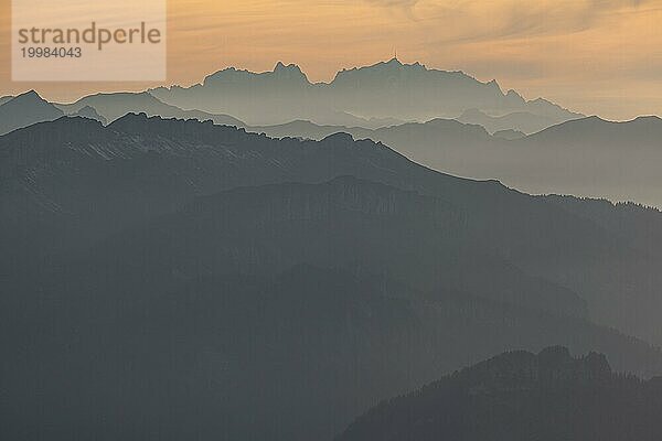 Berggipfel als Silhouette im Abendlicht  Dunst  Gegenlicht  Herbst  Blick vom Nebelhorn auf Hoher Ifen und Säntis  Allgäuer Alpen  Allgäu  Deutschland  Europa