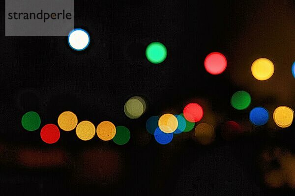 Bokeh balls  abstrakter dunkler Hintergrund mit bunten Lichtern  Nachtaufnahme  Barcelona  Spanien  Europa