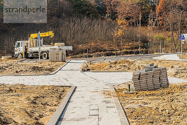 Ein nicht identifizierter Mann steht neben einem geparkten LKW auf einer Baustelle mit Bäumen im Hintergrund. Nur zur redaktionellen Verwendung  Südkorea  Daejeon  Südkorea  Asien