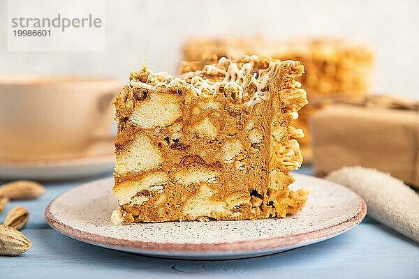 Traditioneller litauischer Kuchen Shakotis mit einer Tasse Kaffee auf blauem Holzhintergrund und Leinenstoff. Seitenansicht  Nahaufnahme  selektiver Fokus