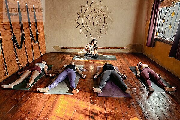 Yogastunde im Liegen in der Leichenstellung. Shavasana am Ende der Klasse. Letzte Pose der Yogaklasse tiefe Wiederherstellung  Körper und Geist Entspannung Konzept