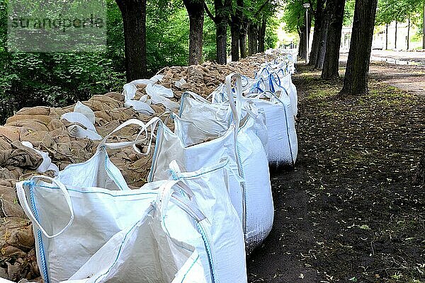 Sandsäcke als Schutz vor Hochwasser in Magdeburg