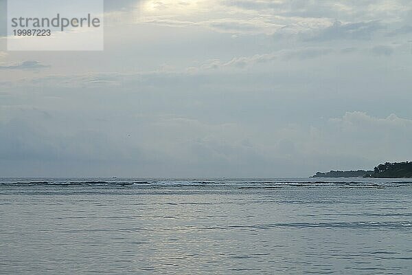 Lombok und Gili Air Inseln  bewölkt  bewölkter Tag  Himmel und Meer. Urlaub  Reisen  Tropen Konzept  keine Menschen. Sonnenuntergang  Sandstrand