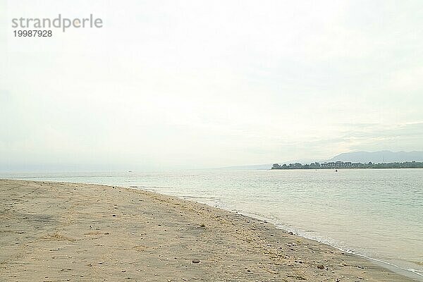 Lombok und Gili Air Inseln  bewölkt  bewölkter Tag  Himmel und Meer. Urlaub  Reisen  Tropen Konzept  keine Menschen. Sonniger Tag  Sandstrand
