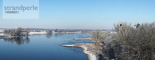 Blick auf die Elbe bei Magdeburg im Winter