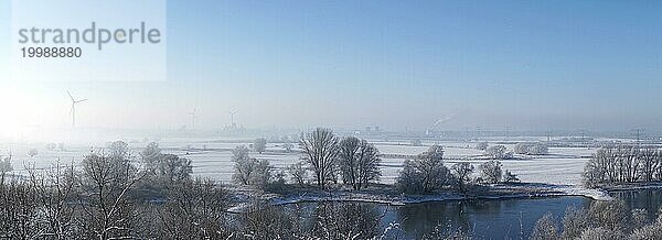Blick auf die Elbe und das dahinterliegende Industriegebiet Rothensee bei Magdeburg