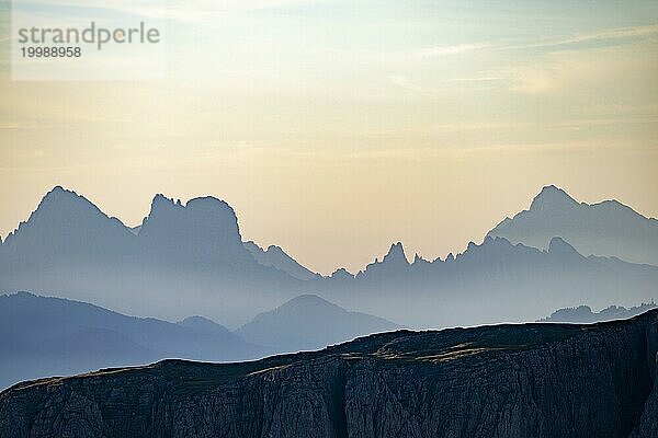 Blaue Stunde mit Dolomiten Gipfeln  Corvara  Dolomiten  Italien  Europa