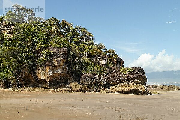 Klippe im Bako Nationalpark  sonniger Tag  blauer Himmel und Meer. Urlaub  Reisen  Tropen Konzept  keine Menschen  Malaysia  Kuching  Asien