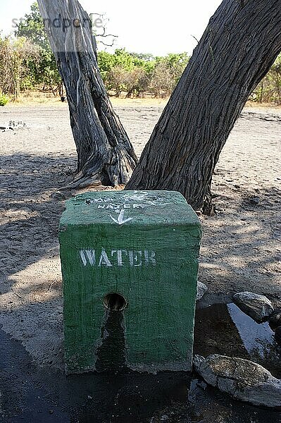 Gesicherte Wasserstelle gegen Paviane  Wasser  Trinkwasser  Sicherung  Wasserstelle  Leitungswasser  Camping  Abenteuerurlaub im Savuti camp in der Wildnis Afrikas in Botswana
