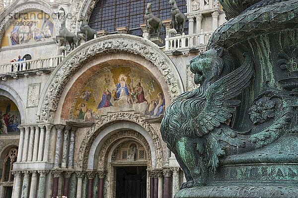 Altes Straßenornament mit geflügelten Löwen und der Basilika San Marco im Hintergrund  auf dem Markusplatz  einer berühmten Touristenattraktion in Venedig  Italien. Selektiver Fokus