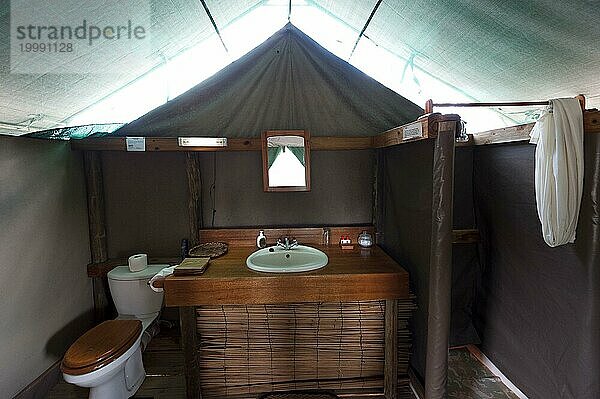 Lodge-Zelt mit Badezimmer  Bad  Toilette  Waschen  Hygiene  Übernachtung  Camping  Glambing  Unterkunft  Reise  Tourismus  Urlaub  Safari  Tour  Abenteuer  Moremi Nationalpark  Botswana  Afrika