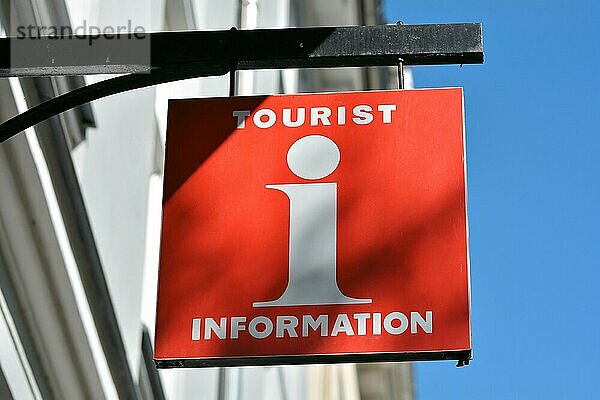 Hinweisschild für die Tourist Information in der Hanse-Stadt Wismar