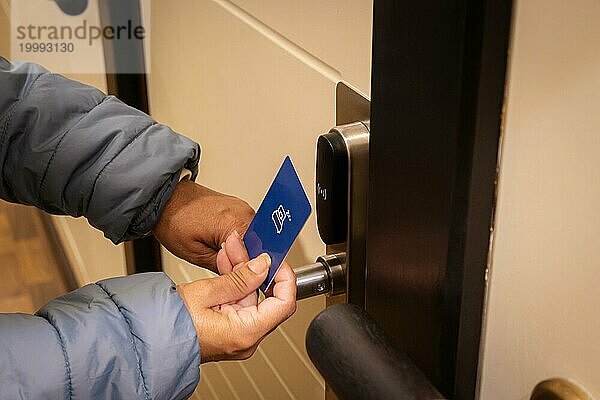 Frau Hand mit elektronischen Smart Key Karte  um die Tür im Hotel oder Haus zu entsperren. Digitales Schloss  Türzugangskontrolle  kontaktloses Konzept. Nahaufnahme  Kopie Raum