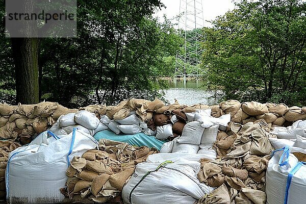 Sandsäcke als Schutz vor Hochwasser in Magdeburg