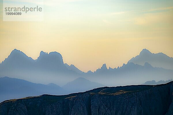 Blaue Stunde mit Dolomiten Gipfeln  Corvara  Dolomiten  Italien  Europa