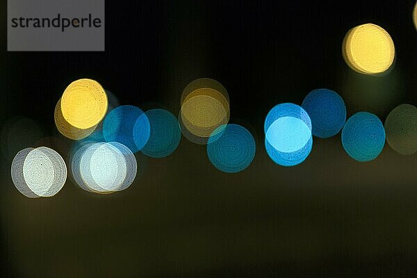 Bokeh balls  abstrakter dunkler Hintergrund mit blauen und gelben Lichtern  Nachtaufnahme  Barcelona  Spanien  Europa