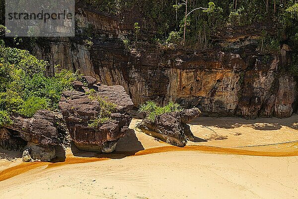 Bako National Park  Meer Sandstrand  sonniger Tag  blauer Himmel und Meer. Urlaub  Reisen  Tropen Konzept  keine Menschen  Malaysia  Kuching  Asien