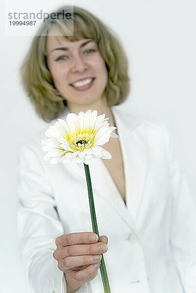 Junge Frau mit einzelner Gerbera