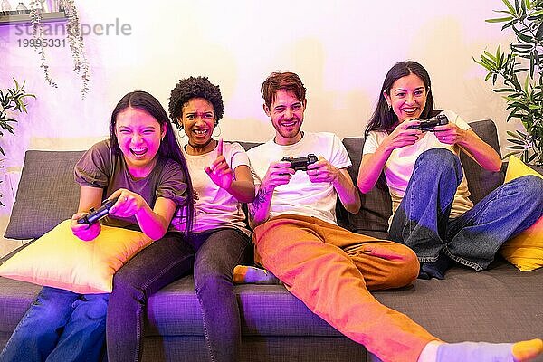 Multiethnische Freunde haben Spaß beim gemeinsamen Konsolenspiel auf der Couch zu Hause