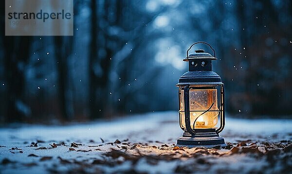 Vintage Laterne im Winterwald. Weihnachten Hintergrund mit Laterne in den Schnee. Selektiver Fokus AI generiert  KI generiert