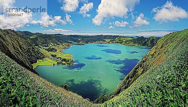 Panoramablick auf den friedlichen Kratersee Lagoa Azul umgeben von üppigen Kraterrand  Lagoa Azul  Rundwanderweg  Caldeira das Sete Cidades  Sete Cidades  Insel Sao Miguel  Azoren  Portugal  Europa