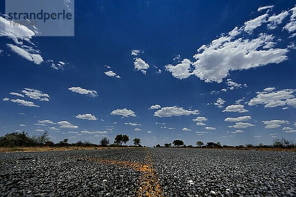 Highway  Straße  Asphalt  Straßenmarkierung  Markierung  Verkehr  Verkehrsregeln  leer  niemand  mobil  Mobilität  Auto  fahren  Reise  Road-Tripp  Bewegung  Wolken  blauer Himmel  Botswana  Afrika
