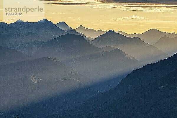 Berggipfel als Silhouette im Abendlicht  Dunst  Gegenlicht  Ammergauer Alpen  Oberbayern  Bayern  Deutschland  Europa