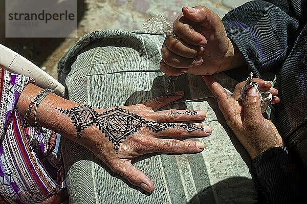 Traditionelle Marokkanische Hand-Tätowierung  Henna  Tattoo  Handwerk  Tradition  traditionell  orientalisch  arabisch  Pflanzenfarbe  Körperschmuck  Muster  Brauch  Schmuck  Körperbemalung  Hand  Zeichen  Symbol  Design