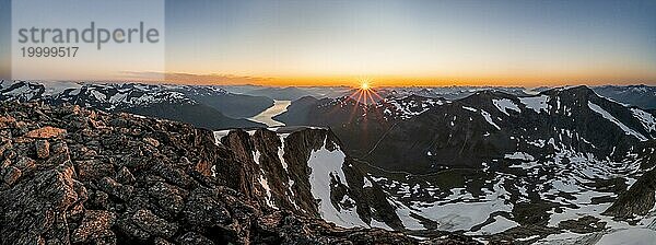 Panorama  Ausblick auf Berge und Fjord Faleidfjorden  Sonnenstern bei Sonnenuntergang  Gipfel des Skåla  Loen  Norwegen  Europa