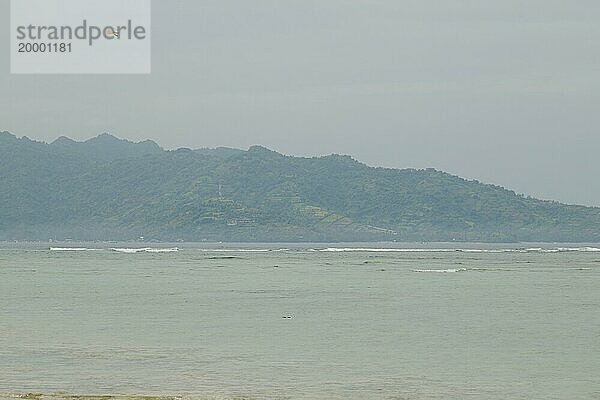Lombok und Gili Air Inseln  bewölkt  bewölkter Tag  Himmel und Meer. Urlaub  Reisen  Tropen Konzept  keine Menschen. Sonniger Tag  Sandstrand