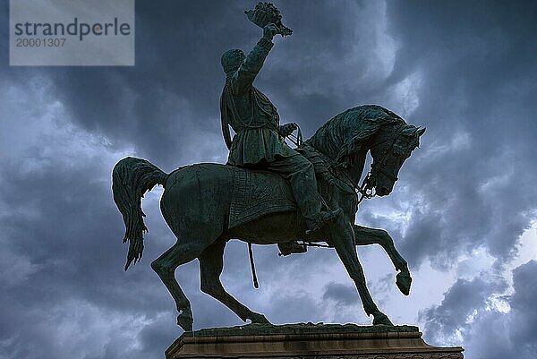 Silhouette vom Reiterstandbild von König Vittorio Emanuele III  Regenwolken  Piazza Corvetto  Genua  Italien  Europa