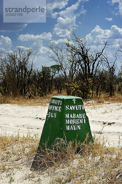 Stein als Wegweiser  Orientierung  Safari  Richtung  Abenteuer  Fahren  Piste  Verkehr  Tour  auf der Sandpiste zum Savuti camp im Chobe Nationalpark in Botswana