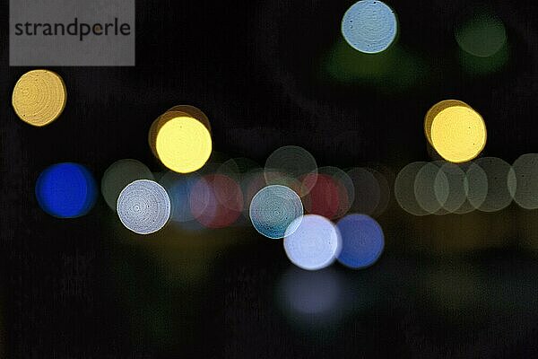 Bokeh balls  abstrakter dunkler Hintergrund mit blauen und gelben Lichtern  Nachtaufnahme  Barcelona  Spanien  Europa