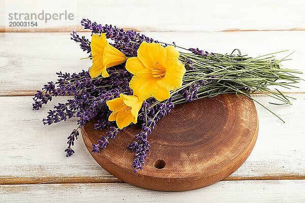 Schöne Tag Lilie und Lavendel Blumen auf weißem Holz Hintergrund  Seitenansicht  Nahaufnahme