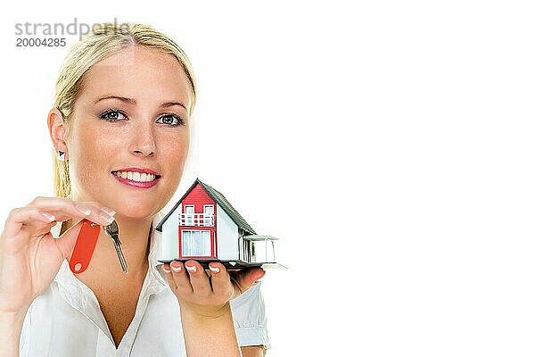 Eine Frau beschützt Ihr Haus und Eigenheim. Gute Versicherung und seriöse Finanzierung beruhigen  Blondine  30  Jahre  Modellhaus  Hausschlüssel