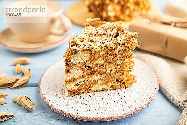 Traditioneller litauischer Kuchen Shakotis mit einer Tasse Kaffee auf blauem Holzhintergrund und Leinenstoff. Seitenansicht  Nahaufnahme  selektiver Fokus