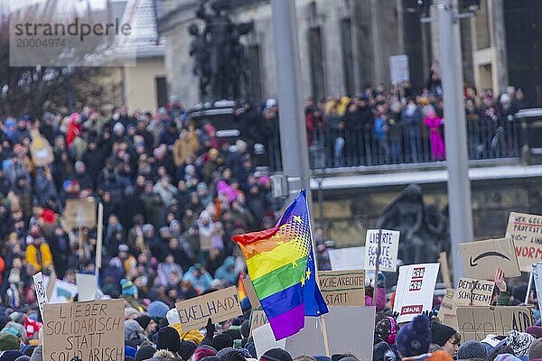 Mehrere Tausend Menschen protestieren am Sonntag unter anderem in Dresden  gegen die AfD und für die Demokratie. Seit Tagen gibt es ähnliche Demonstrationen in vielen deutschen Städten. Zwischen 25000 und 40000 Teilnehmer wurden geschätzt. Der Schlossplatz ist mit einer Menschenmenge gefüllt.  Dresden  Sachsen  Deutschland  Europa