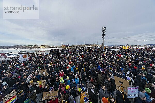 Mehrere Tausend Menschen protestieren am Sonntag unter anderem in Dresden  gegen die AfD und für die Demokratie. Seit Tagen gibt es ähnliche Demonstrationen in vielen deutschen Städten. Zwischen 25000 und 40000 Teilnehmer wurden geschätzt. Der Schlossplatz ist mit einer Menschenmenge gefüllt.  Dresden  Sachsen  Deutschland  Europa