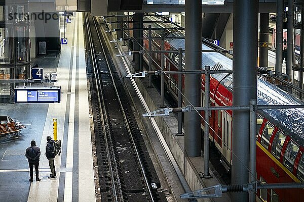 Am Berliner Hauptbahnhof stehen zwei Personen am Gleis. Heute ist der zweite Tag des Streiks der Lokführergewerkschaft GDL  an dem mit Zugausfällen zu rechnen ist. Berlin  11.01.2024