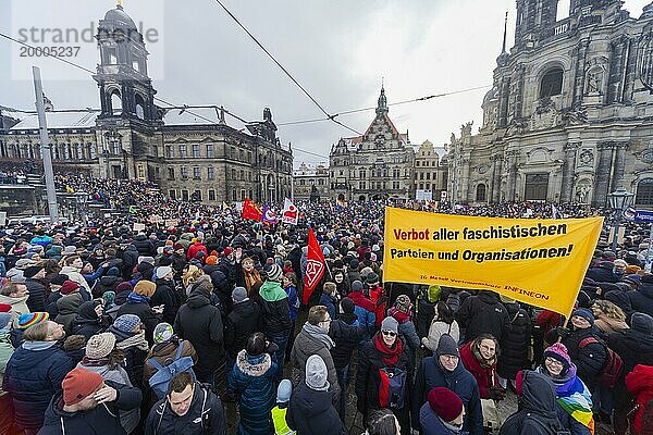 Mehrere Tausend Menschen protestieren am Sonntag unter anderem in Dresden  gegen die AfD und für die Demokratie. Seit Tagen gibt es ähnliche Demonstrationen in vielen deutschen Städten. Zwischen 25000 und 40000 Teilnehmer wurden geschätzt. Der Schlossplatz ist mit einer Menschenmenge gefüllt.  Dresden  Sachsen  Deutschland  Europa