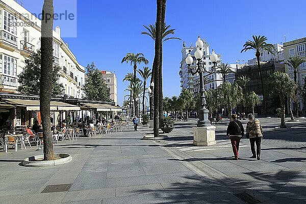 Menschen und Straßencafés auf der Plaza de San Juan de Dios  Cadiz  Spanien  Europa