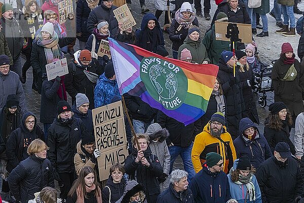 Mehrere Tausend Menschen protestieren am Sonntag unter anderem in Dresden  gegen die AfD und für die Demokratie. Seit Tagen gibt es ähnliche Demonstrationen in vielen deutschen Städten. Zwischen 25000 und 40000 Teilnehmer wurden geschätzt. Der Demonstrationszug zieht die Schlosstraße entlang durch die Innenstadt.  Dresden  Sachsen  Deutschland  Europa