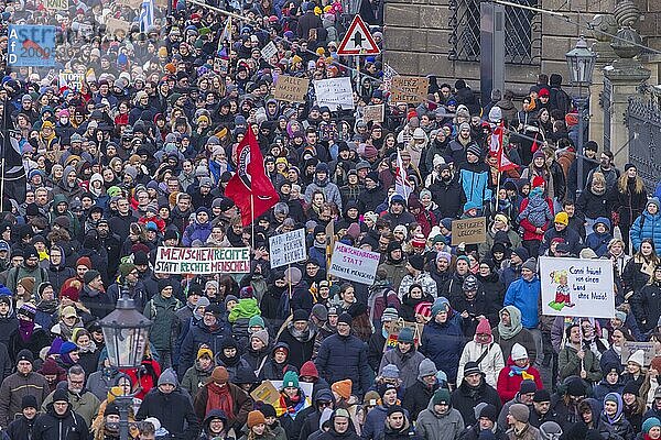 Mehrere Tausend Menschen protestieren am Sonntag unter anderem in Dresden  gegen die AfD und für die Demokratie. Seit Tagen gibt es ähnliche Demonstrationen in vielen deutschen Städten. Zwischen 25000 und 40000 Teilnehmer wurden geschätzt. Der Demonstrationszug zieht die Schlosstraße entlang durch die Innenstadt.  Dresden  Sachsen  Deutschland  Europa