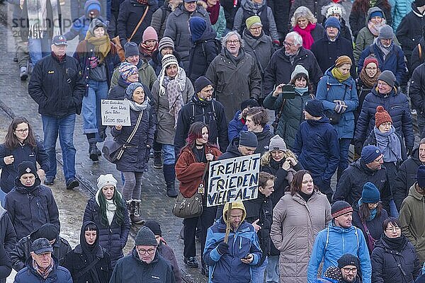 Mehrere Tausend Menschen protestieren am Sonntag unter anderem in Dresden  gegen die AfD und für die Demokratie. Seit Tagen gibt es ähnliche Demonstrationen in vielen deutschen Städten. Zwischen 25000 und 40000 Teilnehmer wurden geschätzt. Der Demonstrationszug zieht die Schlosstraße entlang durch die Innenstadt.  Dresden  Sachsen  Deutschland  Europa