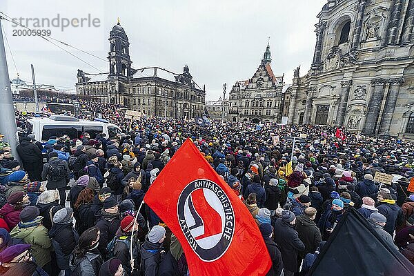 Mehrere Tausend Menschen protestieren am Sonntag unter anderem in Dresden  gegen die AfD und für die Demokratie. Seit Tagen gibt es ähnliche Demonstrationen in vielen deutschen Städten. Zwischen 25000 und 40000 Teilnehmer wurden geschätzt. Der Schlossplatz ist mit einer Menschenmenge gefüllt.  Dresden  Sachsen  Deutschland  Europa